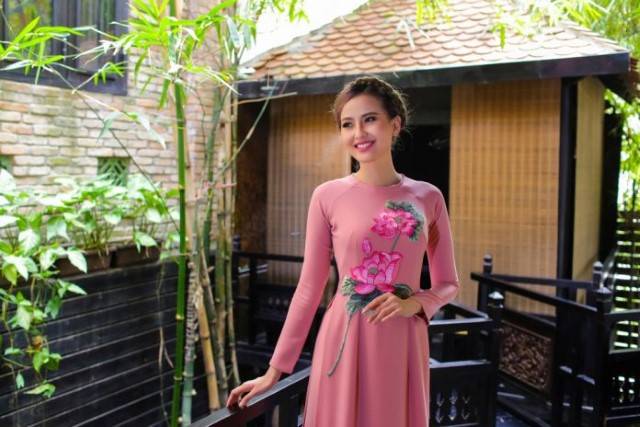 ピンクのアオザイを着たベトナム人女性